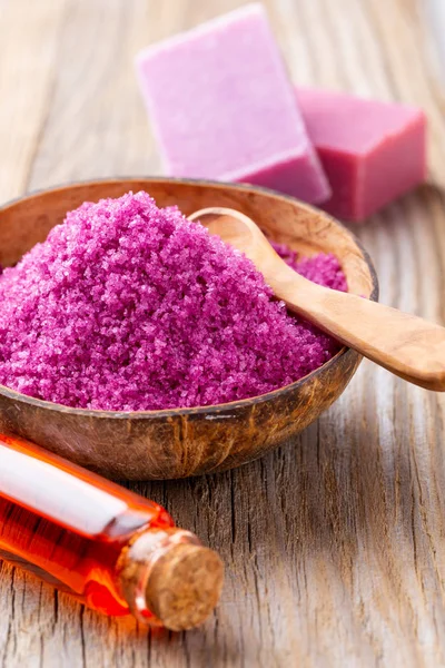 Kasede deniz tuzu, şişelerde aroma yağı, sağlık ve çiçekler. 