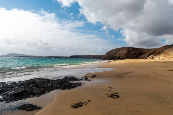 Güzel sahil manzarası ve tropikal Lanzarote denizi. Canar