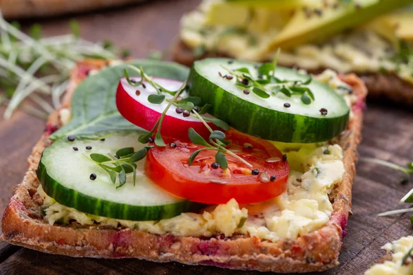 Krem peynirli, sebzeli ve salamlı sandviç..