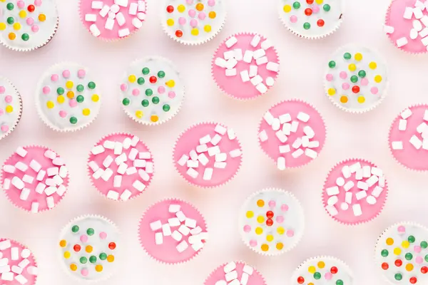 Cupcake colorati su sfondo bianco . — Foto Stock