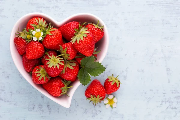 Coeur de fraise. Fraises fraîches en assiette sur ta en bois blanc — Photo