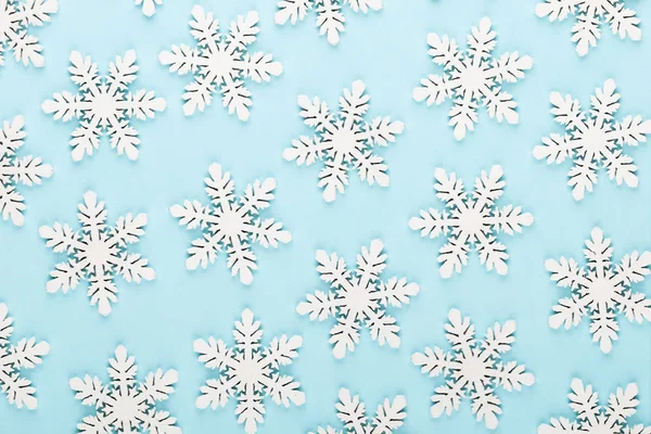 Noel arkaplanı. Beyaz kar süslemeleri pembe bir sırtüstü