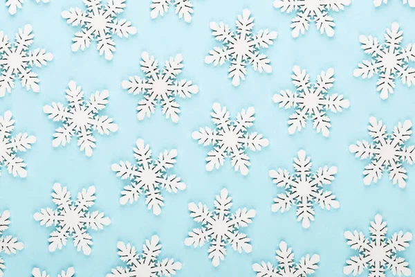 Kerst achtergrond. Witte sneeuw decoraties op een roze achtergrond — Stockfoto