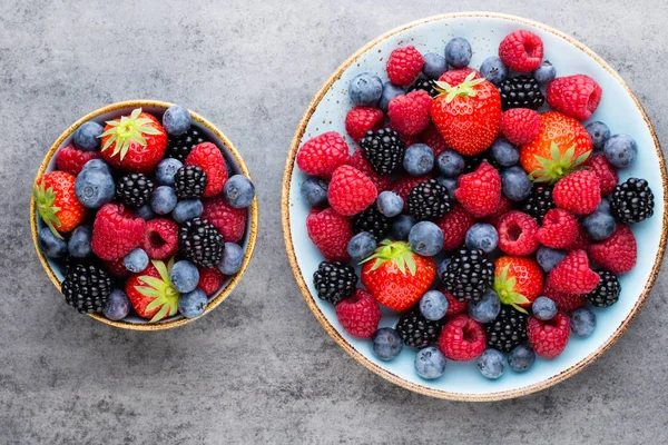 Mavi tabakta taze meyve salatası. Klasik ahşap arkaplan.