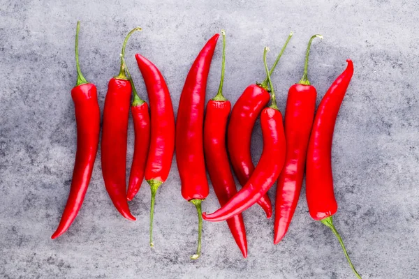 Cayennepeper op grijze achtergrond. — Stockfoto