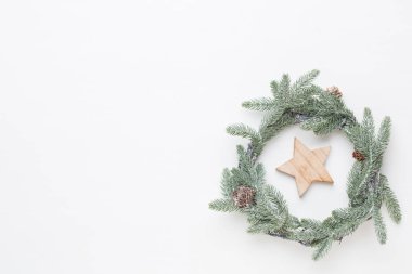 Noel çelengi. Beyaz arka planda Noel süsleri. Fla