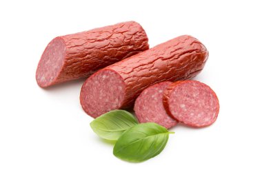 Salam Sosis füme, beyaz arka plan kesme fesleğen yaprağı.