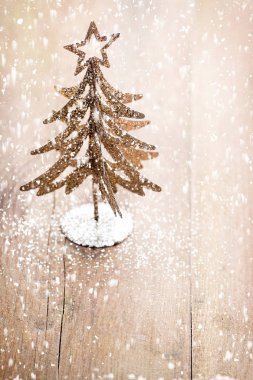 Ahşap arka planda Noel süslemesi.