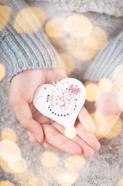 Noel dekoru kadınların elinde. Noel tebrik kartı. Kadının. 