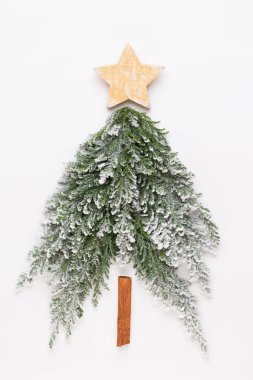 Noel ağacı dümdüz yatıyordu. Tebrik kartı.