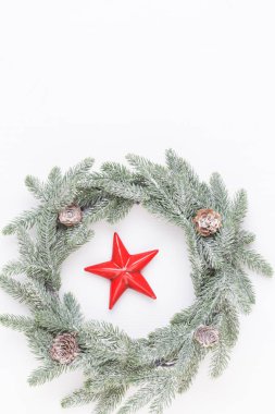 Noel çelengi. Beyaz arka planda Noel süsleri. Fla