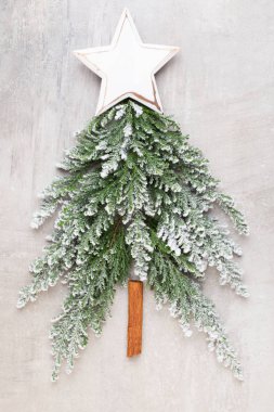 Noel ağacı dümdüz yatıyordu.