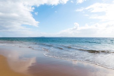Güzel sahil manzarası ve tropikal Lanzarote denizi. Canar