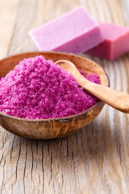 Kasede deniz tuzu, şişelerde aroma yağı, sağlık ve çiçekler. 