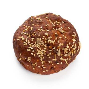 Beyaz arkaplanda çavdar ekmekleri.