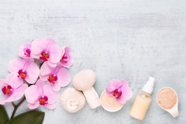 Deniz tuzu, aromaterapi yağı şişelerde ve orkide antika ahşap.