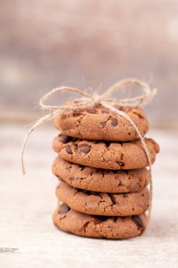 Resim rustik amerikan çikolatalı kurabiye yığını gösterir