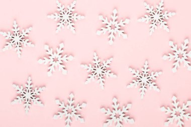 Noel arkaplanı. Beyaz kar süslemeleri pembe bir sırtüstü