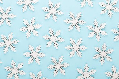 Noel arkaplanı. Beyaz kar süslemeleri pembe bir sırtüstü
