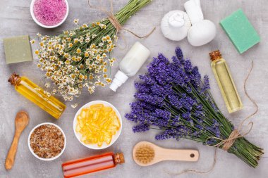 Yetiştirme ürünleri ve beyaz ahşap şeritte taze lavanta buketi.