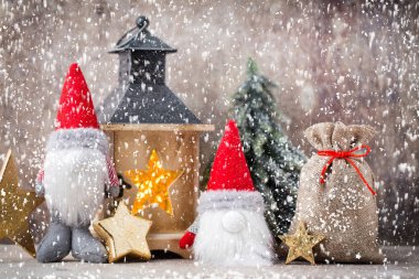 Noel gnome und Noel Baba şapkası. Noel desen. Arka plan üzerinde 