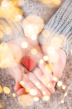 Noel dekoru kadınların elinde. Noel tebrik kartı. Kadının. 