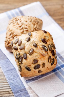 Ahşap arka planda altın kırsal ekmek ve çörekler