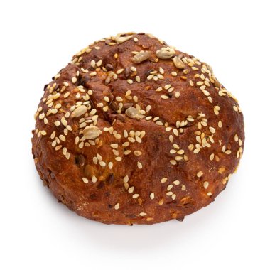 Beyaz arkaplanda çavdar ekmekleri.