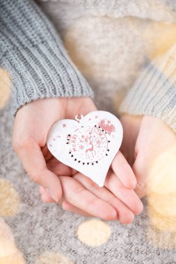 Noel dekoru kadınların elinde. Noel tebrik kartı. Kadının. 