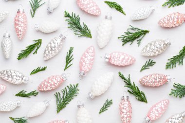 Noel kompozisyonu. Hediyeler, beyaz backgro üzerinde koni süslemeleri