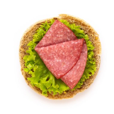 Beyaz arka planda salamlı sandviç..