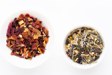 Beyaz arka planda bitki çayı. Üst görünüm.