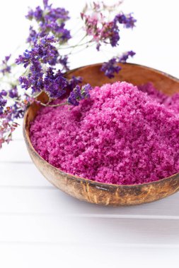 Kasede deniz tuzu, şişelerde aroma yağı, sağlık ve çiçekler. 