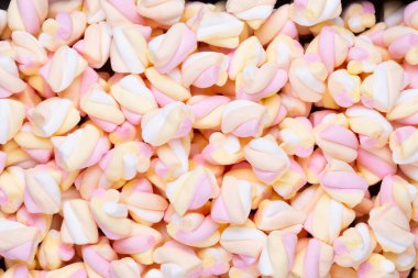 Marshmallow boşaltmak mavi zemin üzerine. Düz yatıyordu veya üst 