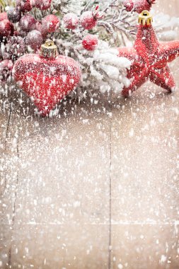 Ahşap arka planda Noel süslemesi.