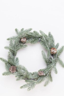 Noel çelengi. Beyaz arka planda Noel süsleri. Fla