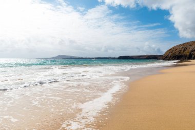 Güzel sahil manzarası ve tropikal Lanzarote denizi. Canar