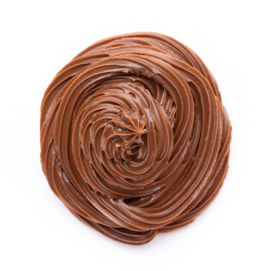 Beyaz arka planda izole edilmiş çikolata kremi. Düz yatıyordu.