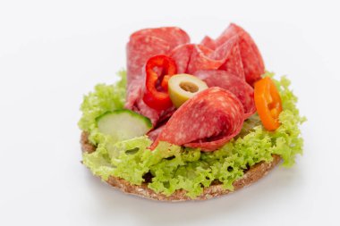 Beyaz arka planda salamlı sandviç..