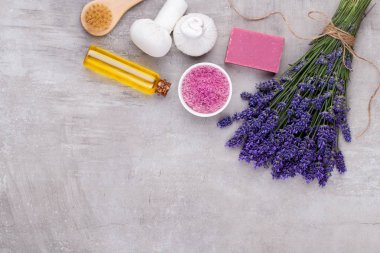 Yetiştirme ürünleri ve beyaz ahşap şeritte taze lavanta buketi.