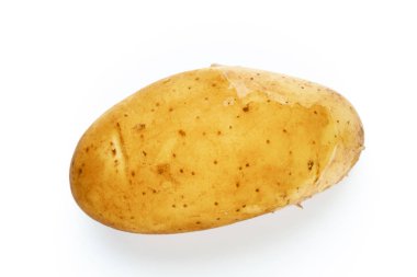 Beyaz arka plan üzerinde izole genç patates. Yeni hasat. Düz yatıyordu