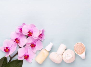 Deniz tuzu, aromaterapi yağı şişelerde ve orkide antika ahşap.