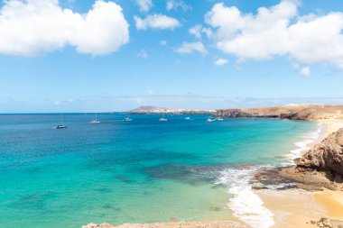 Güzel sahil manzarası ve tropikal Lanzarote denizi. Canar