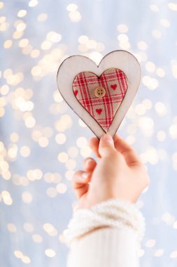 Noel dekoru kadınların elinde. Noel tebrik kartı. Kadının. 