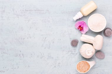 Deniz tuzu, şişelerde aromaterapi yağı ve vintage w papatya