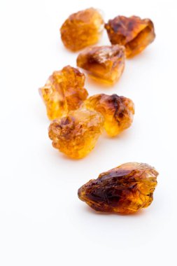 beyaz zemin üzerinde kahverengi karamelize şeker.