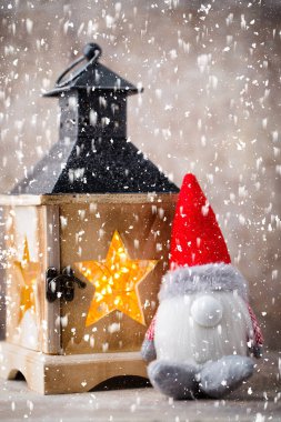 Noel gnome und Noel Baba şapkası. Noel desen. Arka plan üzerinde 