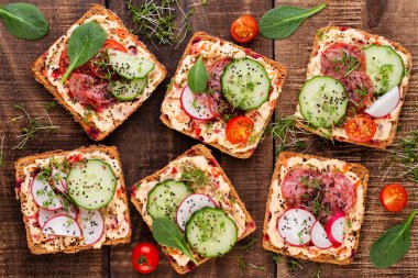 Krem peynirli, sebzeli ve salamlı sandviç.. 