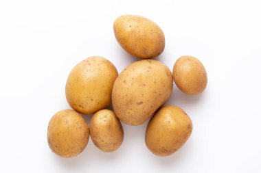 Beyaz arka planda izole edilmiş patatesler. Düz yatıyordu. Üst görünüm.