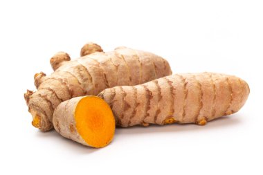 beyaz arkaplanda zerdeçal izole edildi